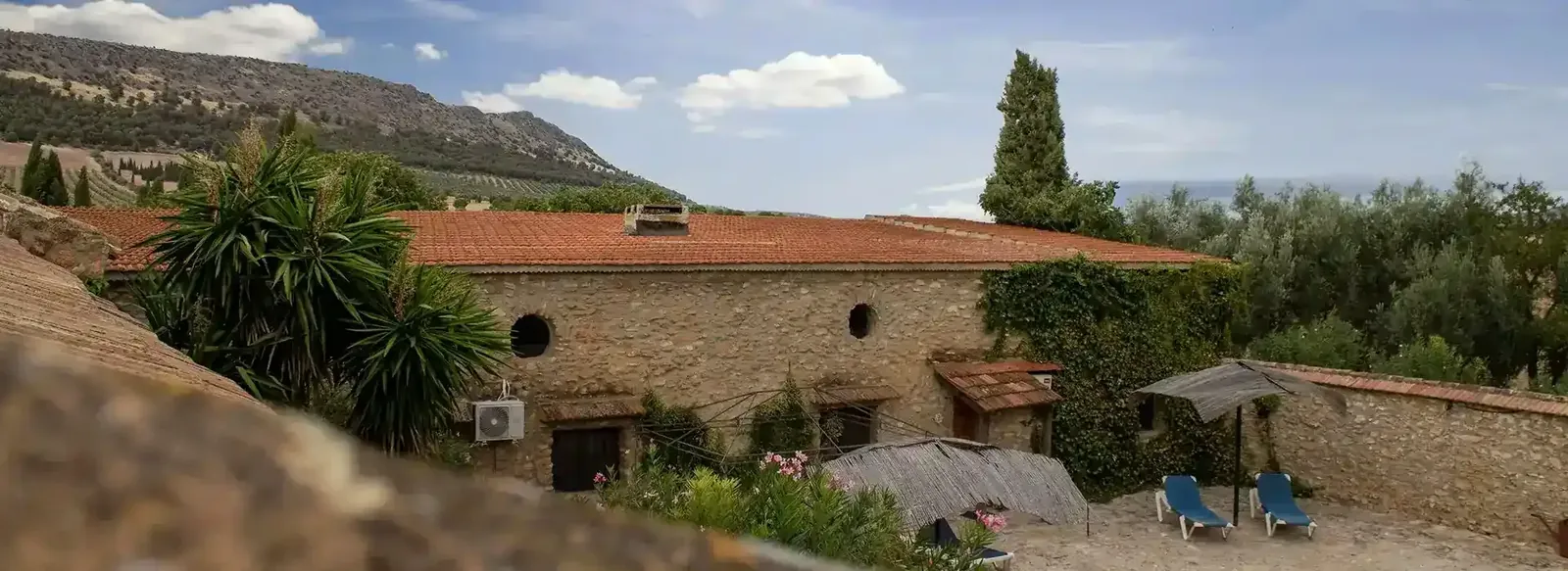 The farmhouse with the Málaga hills behind it