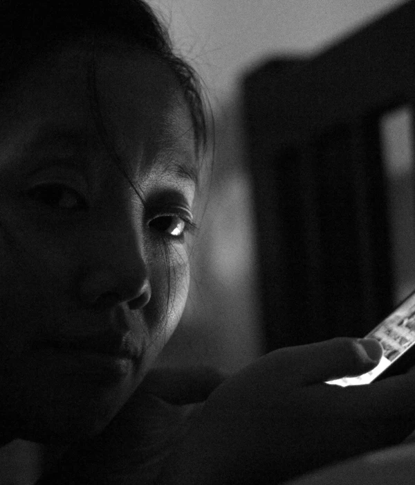 sierra recovery internet addiction woman holding cell phone