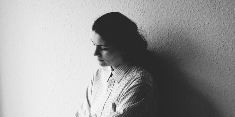 sierra recovery mental health woman sitting wall hanis