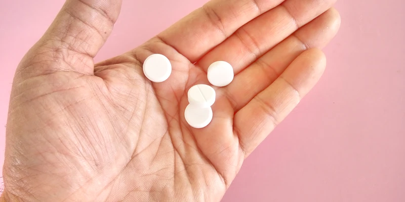sierra recovery opioid hand holding two white pills